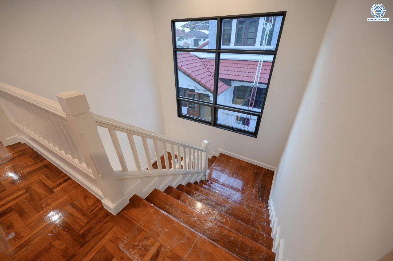 บ้านเดี่ยวฟิลคฤหาสน์มือสองตกแต่งใหม่ แบรนด์ LH ดีไซน์สุดหรูหรา โครงการ ลดาวัลย์ ปิ่นเกล้า เนื้อที่ 214 ตร.ว. บนพื้นที่ใช้สอยถึง 553.48 ตร.ม. ฟังก์ชันจัดเต็ม 4 ห้องนอน 5 ห้องน้ำ 1 ห้องอเนกประสงค์ 1 ห้องแม่บ้าน จอดรถได้ถึง 2 คัน ทำเลติดถนนบรมราชชนนี เชื่อมต่อหลายเส้นทาง ใกล้มหาวิทยาลัยมหิดล และเซ็นทรัลศาลายา